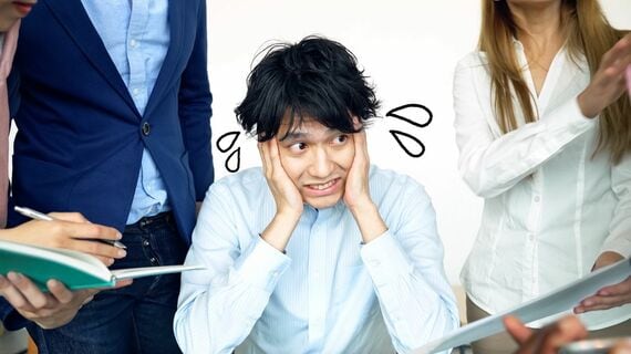 外国人に話しかけられて焦る日本人男性