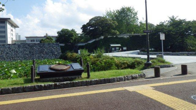 かつての球場（平和台球場）入口付近に設置されたモニュメント