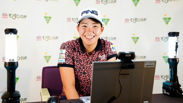 リモート会見に臨む渋野日向子