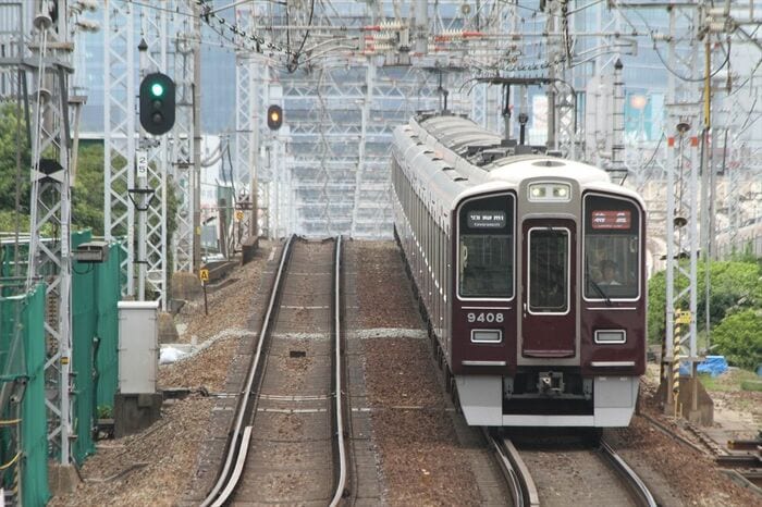 快走する9300系特急