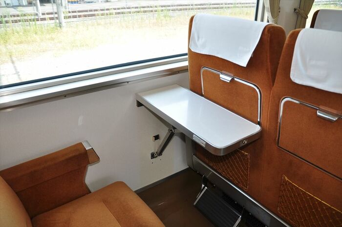 窓側には折りたたみ式のテーブルを備える