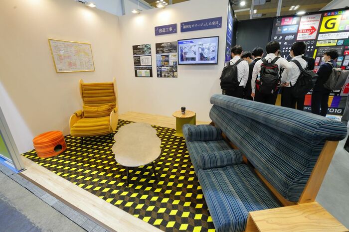 WEST EXPRESS銀河のモケットを使用した家具。
