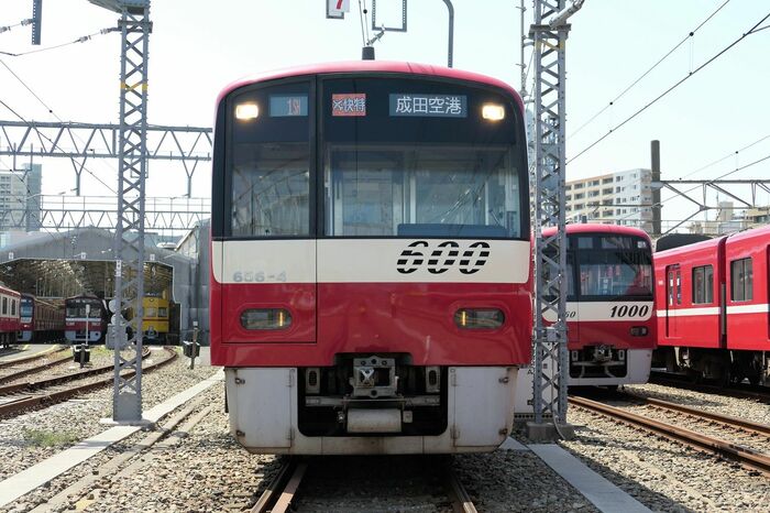 上部は前照灯、下部は尾灯と急行灯を左右に配置。