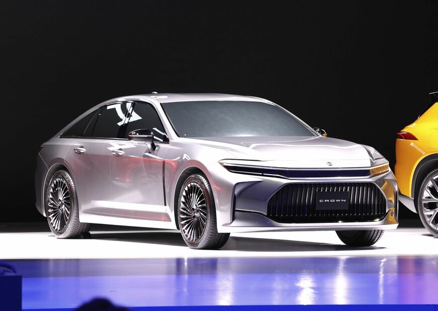 「クラウン セダン」にはFCEV仕様も設定されている。公用車として導入する地方自治体が出てくることが予想される（撮影：尾形文繁）