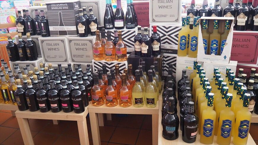 SAの売店ではさまざまなイタリアワインが売られている（筆者撮影）