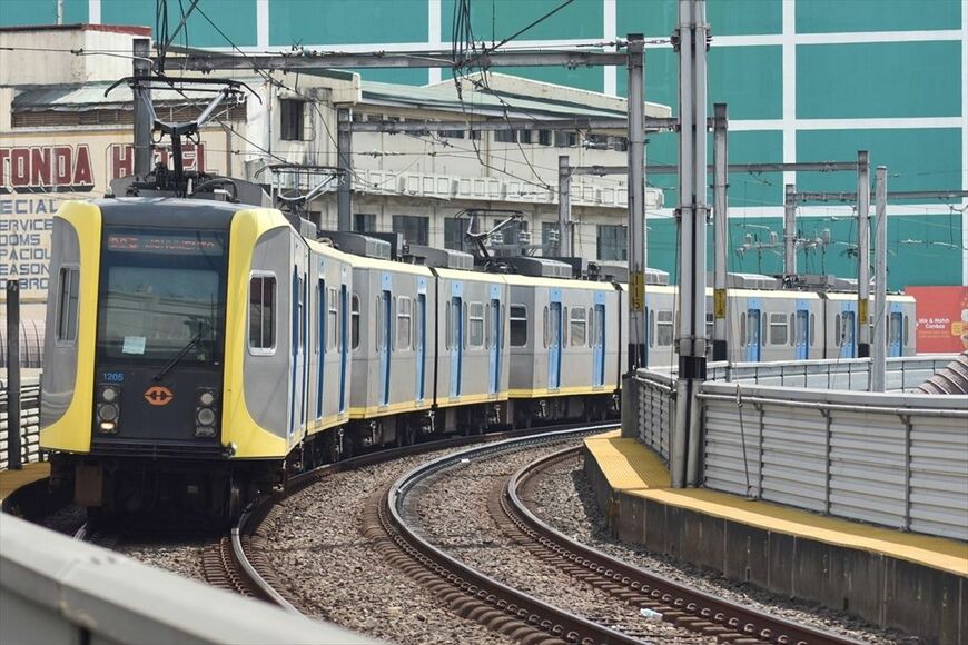 マニラLRT1号線の日本車両／近畿車両製第3世代（3G）車両（筆者撮影）