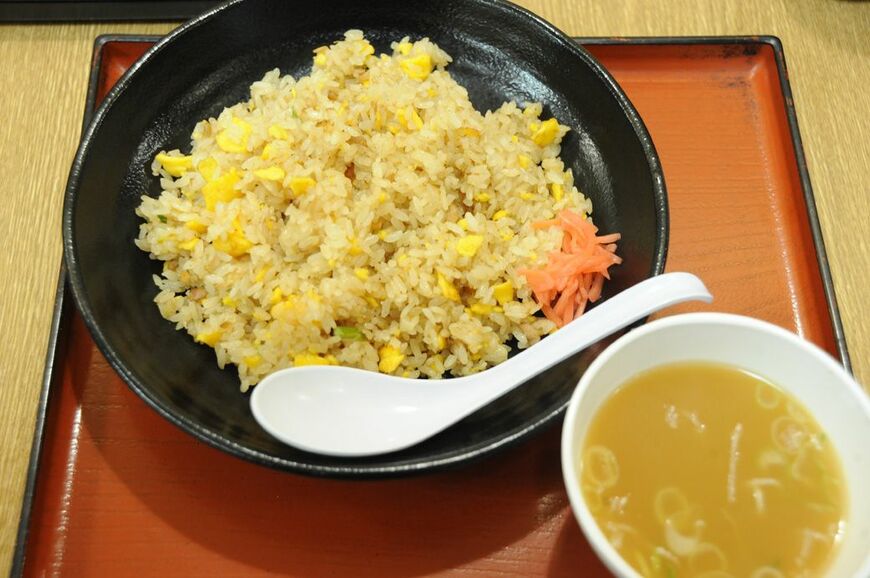 炒飯（スープ付き、６６０円）は、紅ショウガを混ぜながら食べるとおいしい