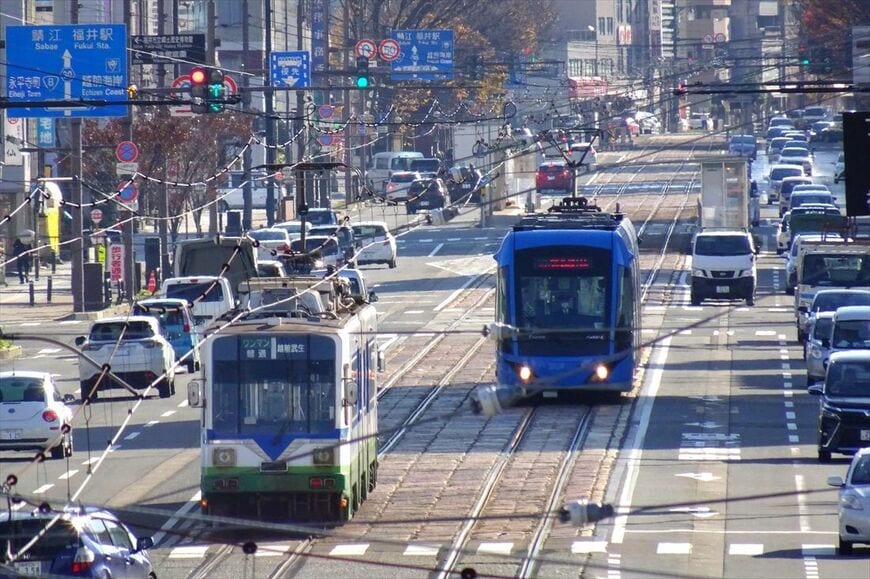 現在の福井鉄道の主力は路面電車タイプの車両。フェニックス通りを走る770形（右）とFUKURAM（撮影：南正時）