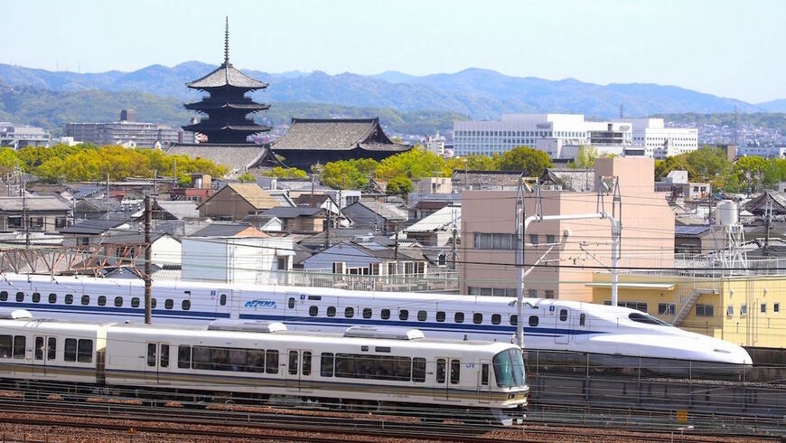 京都鉄道博物館の屋外展望デッキ・スカイテラスからは京都の象徴・東寺の五重塔と、新幹線や在来線が一緒に撮影できる（撮影：坪内政美）