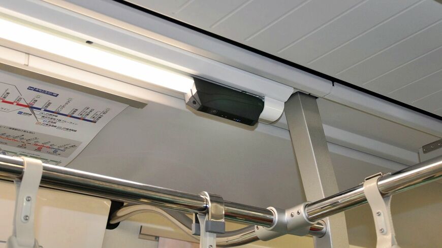 電車内の蛍光灯に組み込まれた防犯カメラ（編集部撮影）
