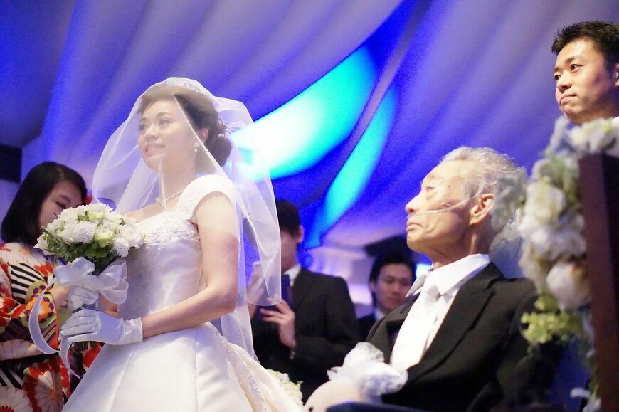 末期がんで余命わずかだった父とバージンロードを歩く夢を叶えた（写真：前田和哉さん提供）