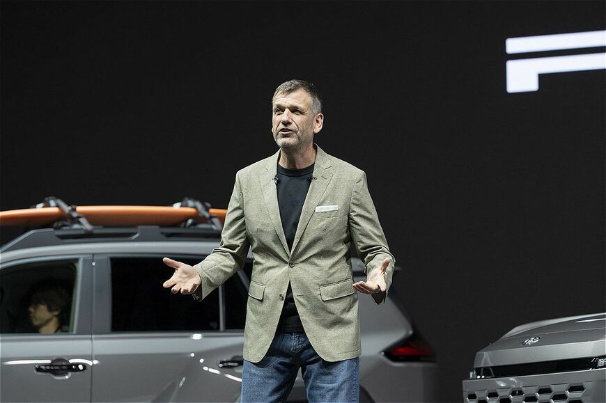 新型RAV4ワールドプレミアの様子（写真：トヨタ自動車）