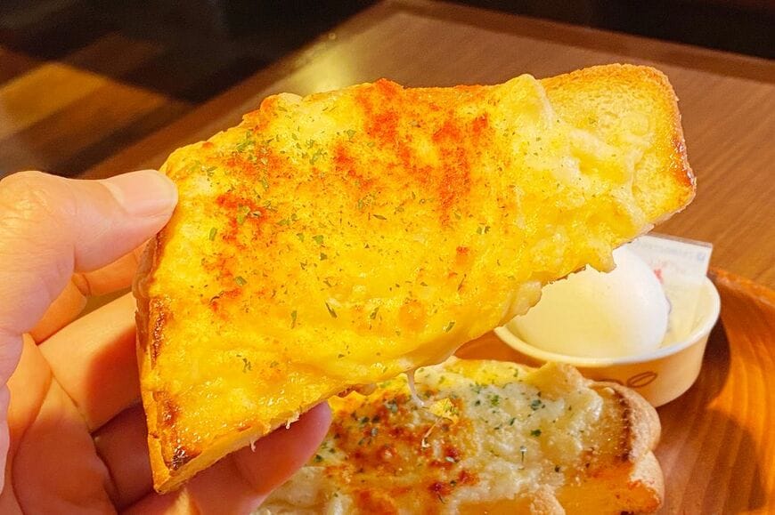 チーズトースト。シュレッドチーズとチーズクリームのダブルチーズで、深い味わい（筆者撮影）