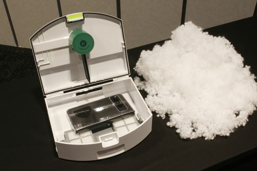 最新のルンバ205は、充電ドックでゴミを自動回収しない替わりに、ダストボックスを大型化しゴミ圧縮機能を搭載。スマホ2台分の大きさに右側の大量のゴミが入る（写真：筆者撮影）