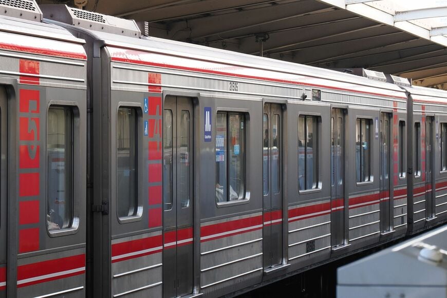 御堂筋線用21系の側面のビード（線状の突起）を見ると車高を下げていない4号車（中央）と下げた3・5号車の高さの違いがわかる（撮影：伊原薫）
