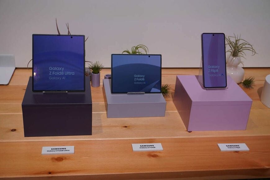 左からGalaxy Z Fold8 Ultra、Galaxy Z Fold8、Galaxy Z Flip8