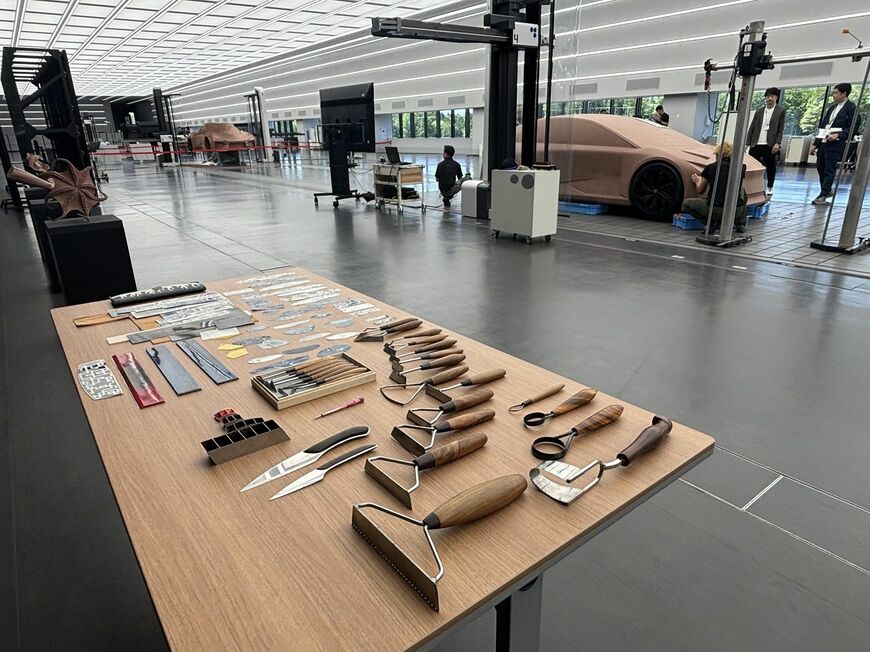 クレイモデルの製作が行われるデザイン部門のフロア（筆者撮影）