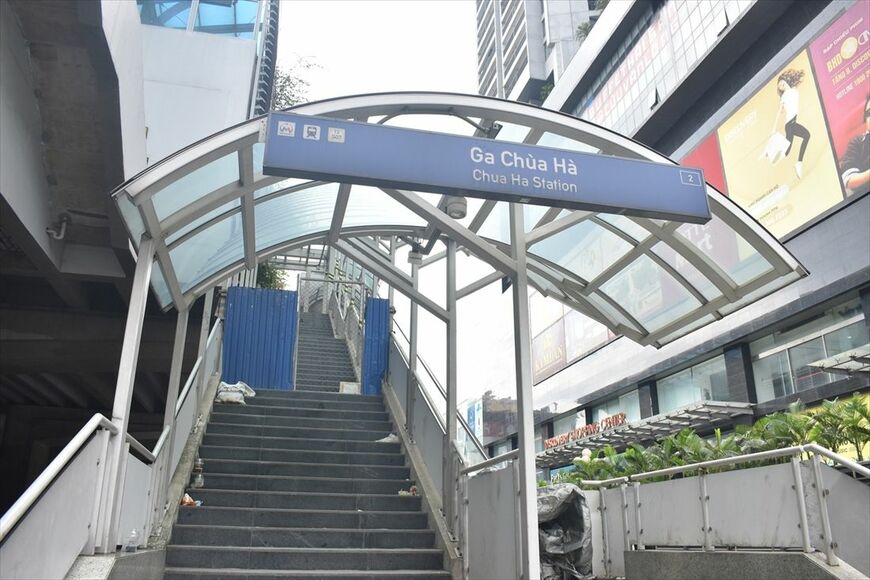 駅設備も全て完成しているものの、数年にわたり閉ざされたままのハノイ3号線の駅入口（筆者撮影）