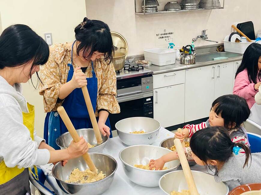 「トーキョーコーヒーあだち・かつしか」恒例の味噌づくり（撮影：長島氏）
