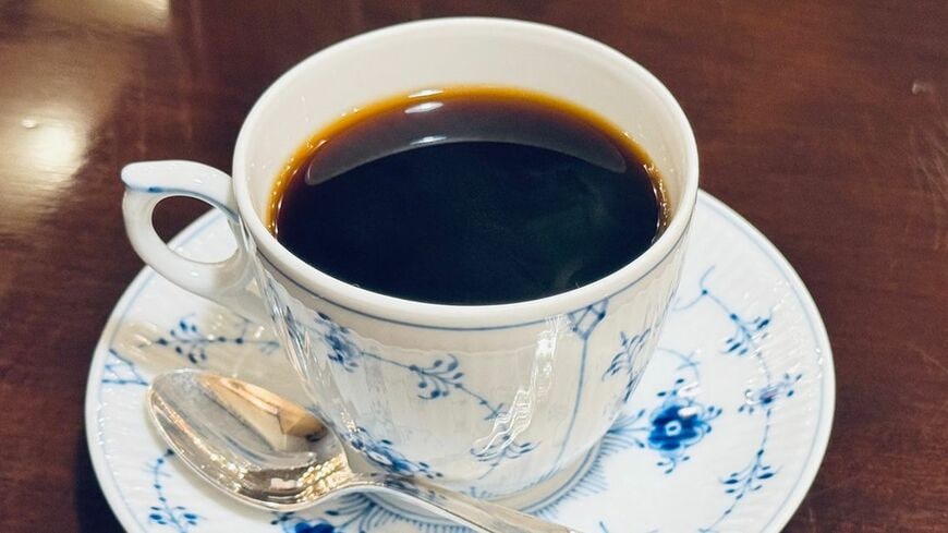 コーヒーの器はロイヤルコペンハーゲンだ。空間価値を支えている（写真：筆者撮影）