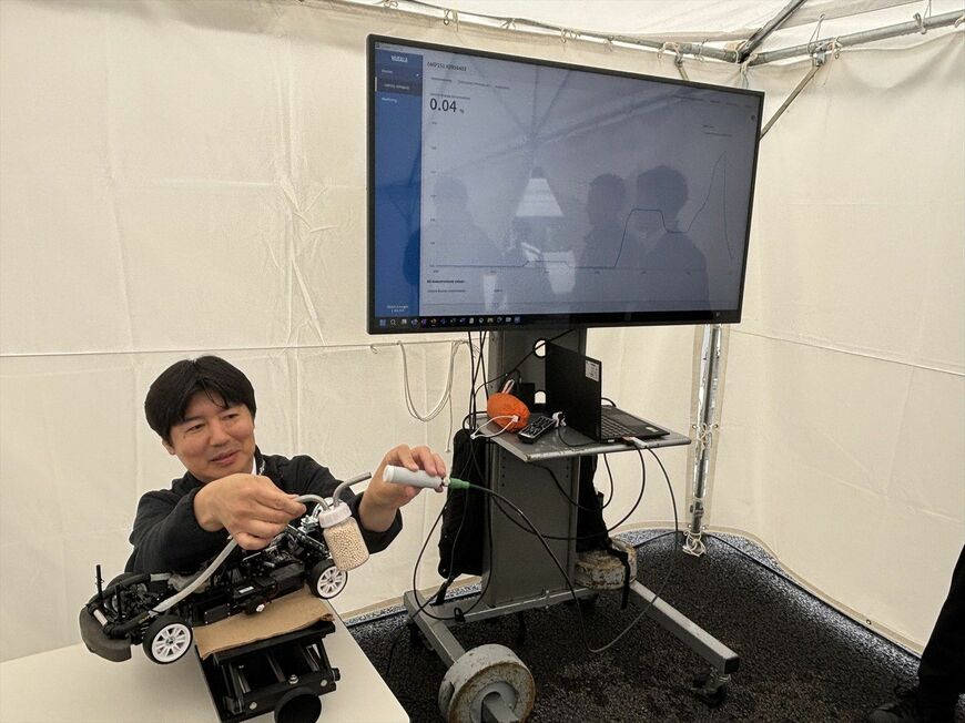 「マツダ3」に架装したラジコンカーにゼオライトを使う簡易的なCO2回収装置をつけ、CO2濃度を測定する実験（筆者撮影）