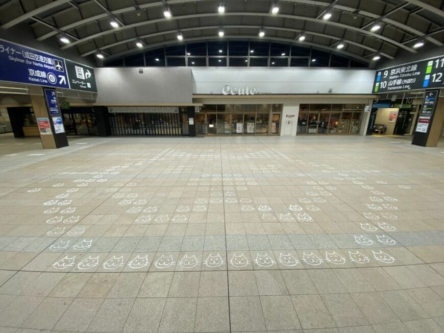 日暮里駅のエキュート前の床