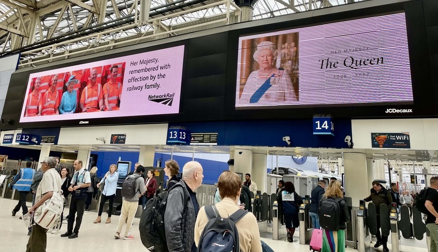 ロンドン・ウオータールー駅構内には女王の追悼ディスプレーが出ていた（写真：撮影筆者）