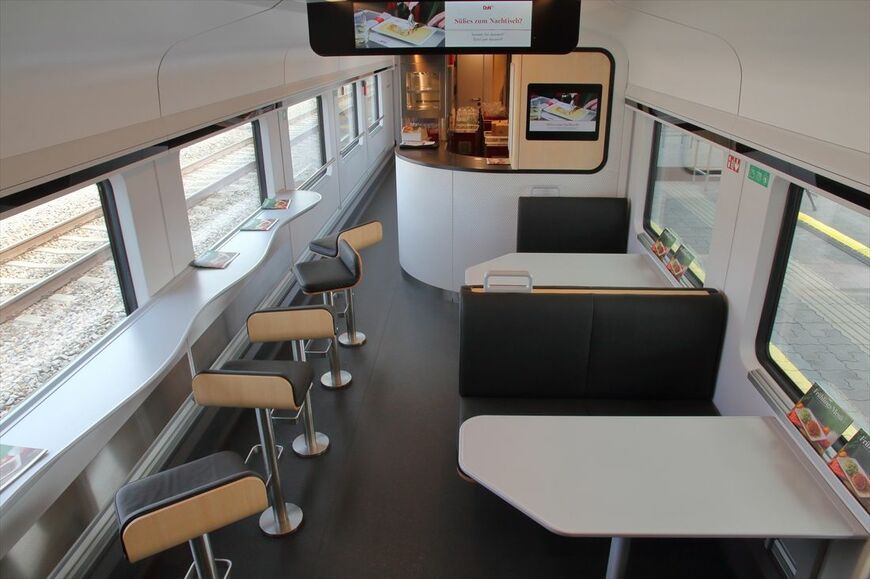 食堂車はテーブル席のほかにカウンター席もある（撮影：橋爪智之）