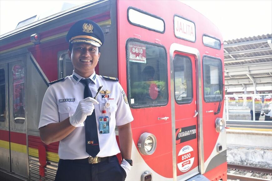 ジャカルタコタまで8618編成「JALITA」の運転を担当したフェリー運転士。手にしているのがマスコンキー（筆者撮影）