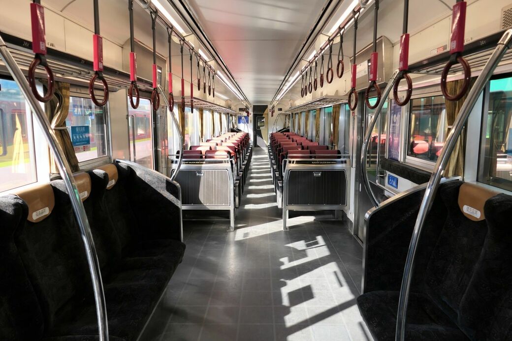 京阪8000系の車内