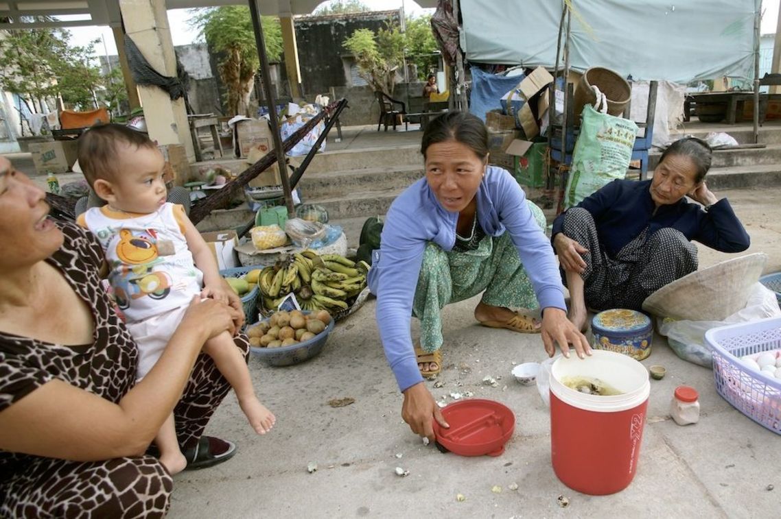 タイアン村の市場。女性たちの日々の会話に「原発」はない