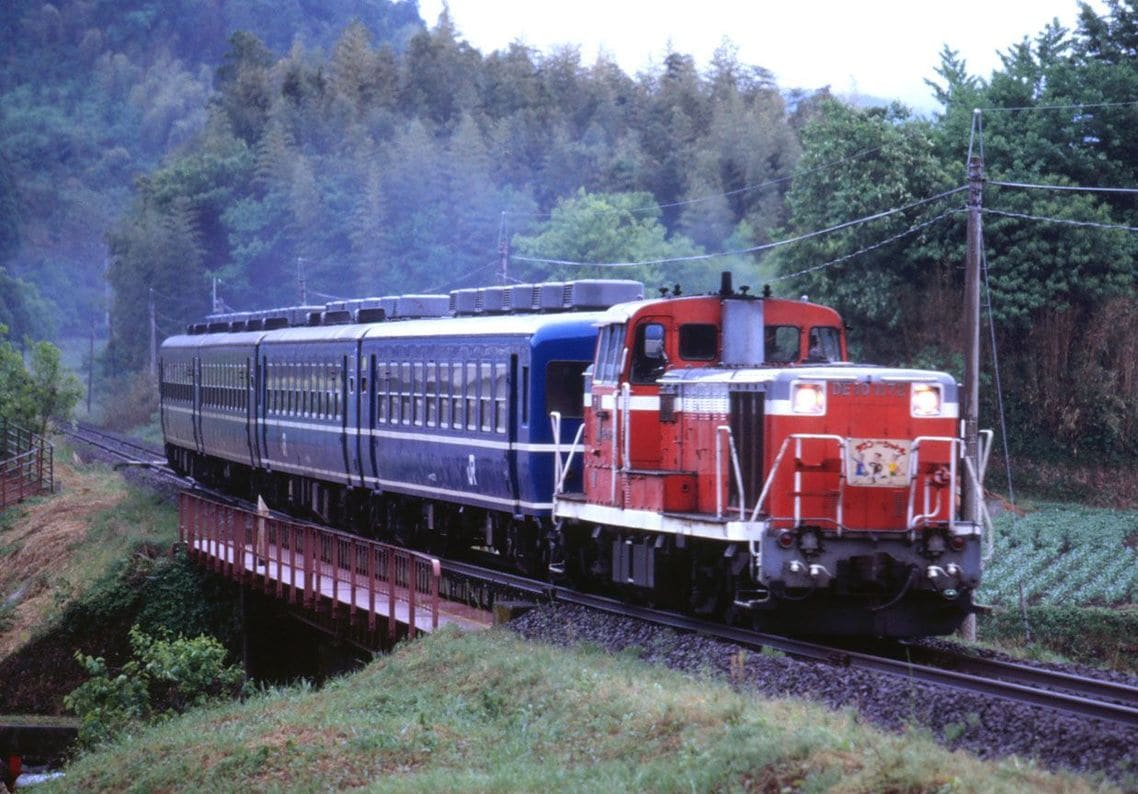 豊後森付近を走るDE10牽引の客車普通列車