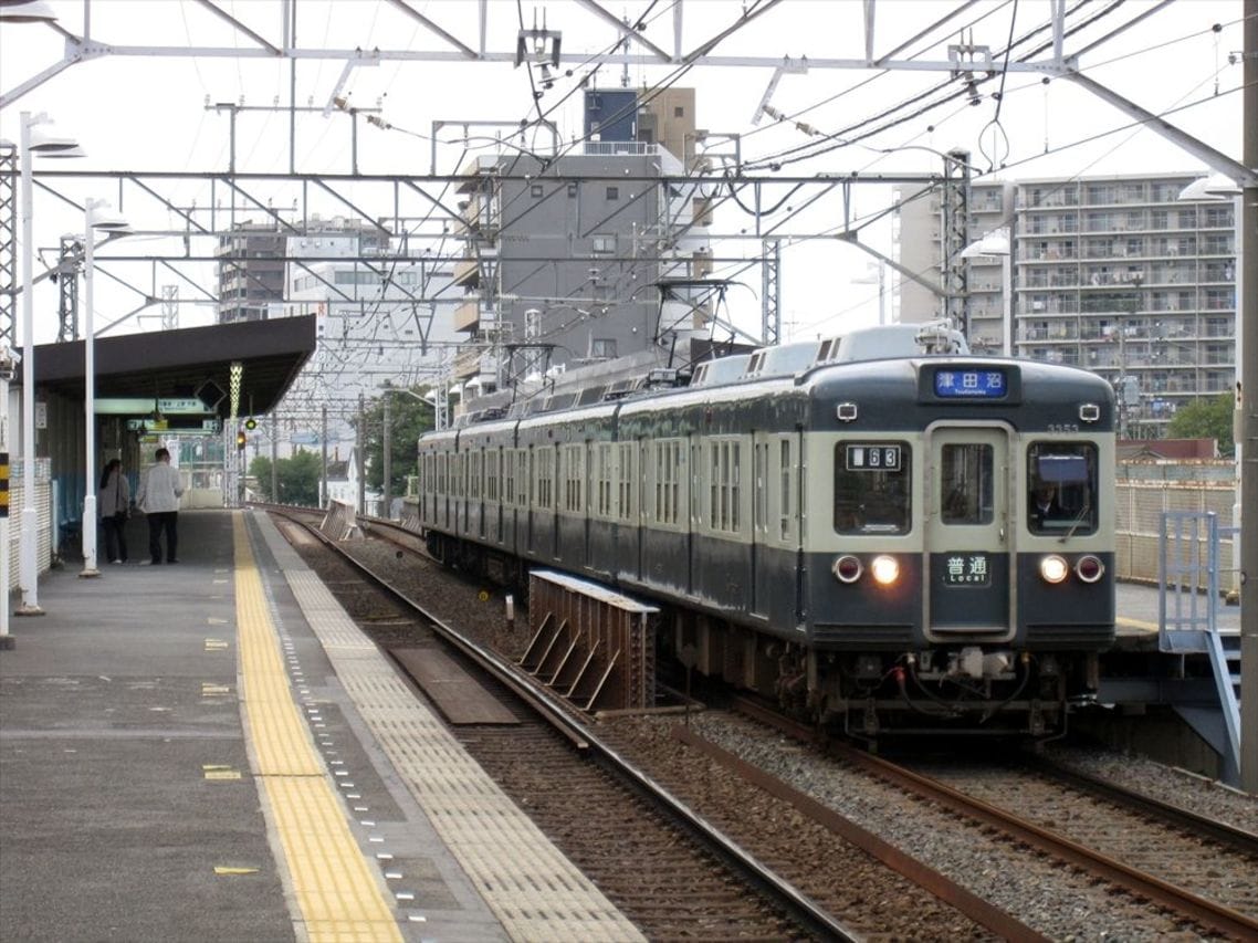 京成関屋駅と「青電」（写真は復刻塗装車）