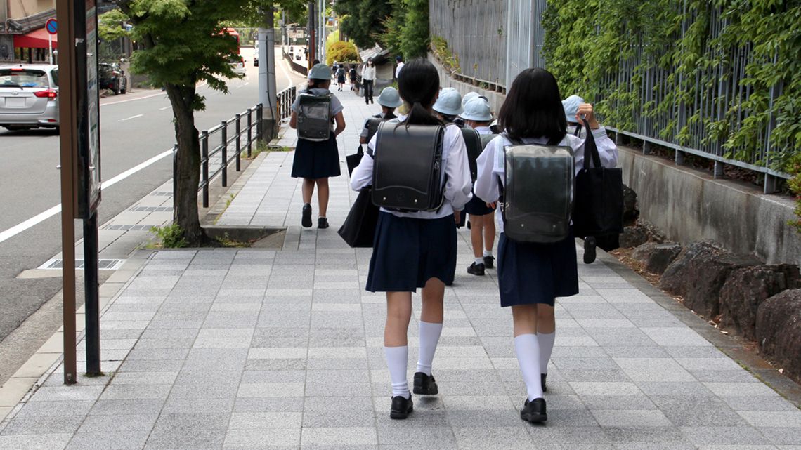 徒歩で通学する小学生