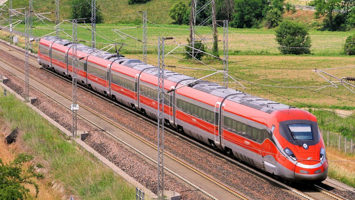 イタリアを代表する高速列車フレッチャロッサ1000。イタリア鉄道は感染拡大予防のため予約時に座席の間隔を開ける対策を継続するが、収入への影響は必至で、財政支援の必要性を訴える（筆者撮影）