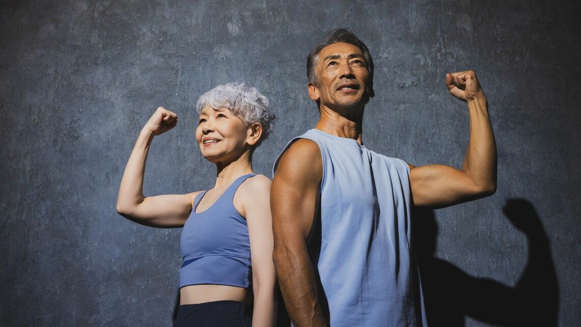 シニアの筋力低下を防ぐ「筋トレ以外」の意外な要素について解説します（写真：Ushico／PIXTA）
