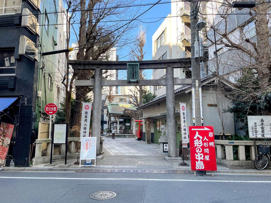 駅のそばにある銀杏岡八幡神社