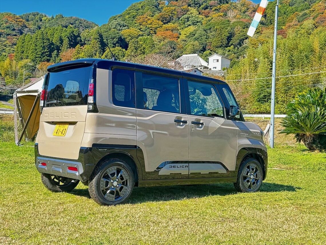 試乗車はナチュラルアイボリーメタリック／ブラックマイカというボディカラー（筆者撮影）