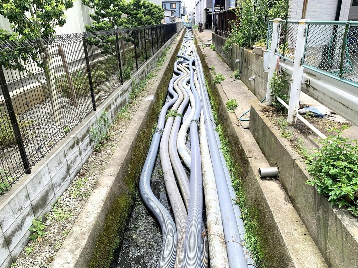 下水を簡易的に敷設したパイプで別の管に移動させる（写真：筆者撮影）