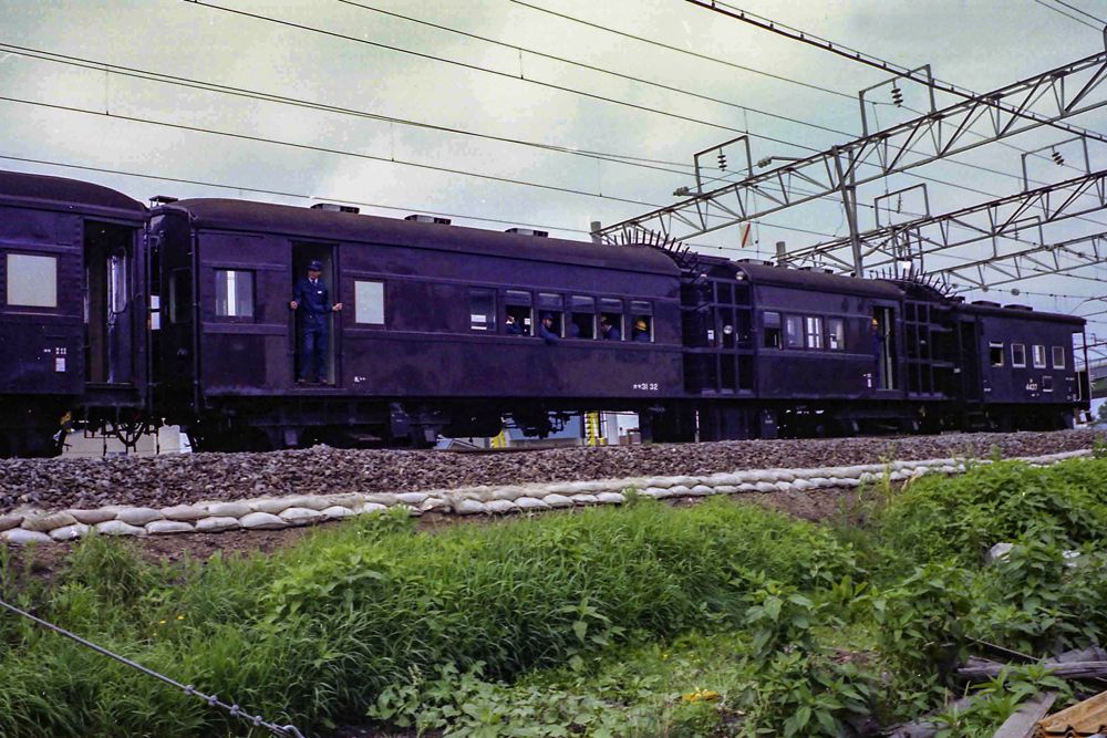 1980年の千歳線・室蘭本線電化の際に運転されたオイラン列車。オヤ31 32は車端部と台車中心から6.9mの2カ所に矢羽根を設置。これはオヤ31 31・32だけの特徴で、他車は矢羽根が3カ所にある（筆者撮影）