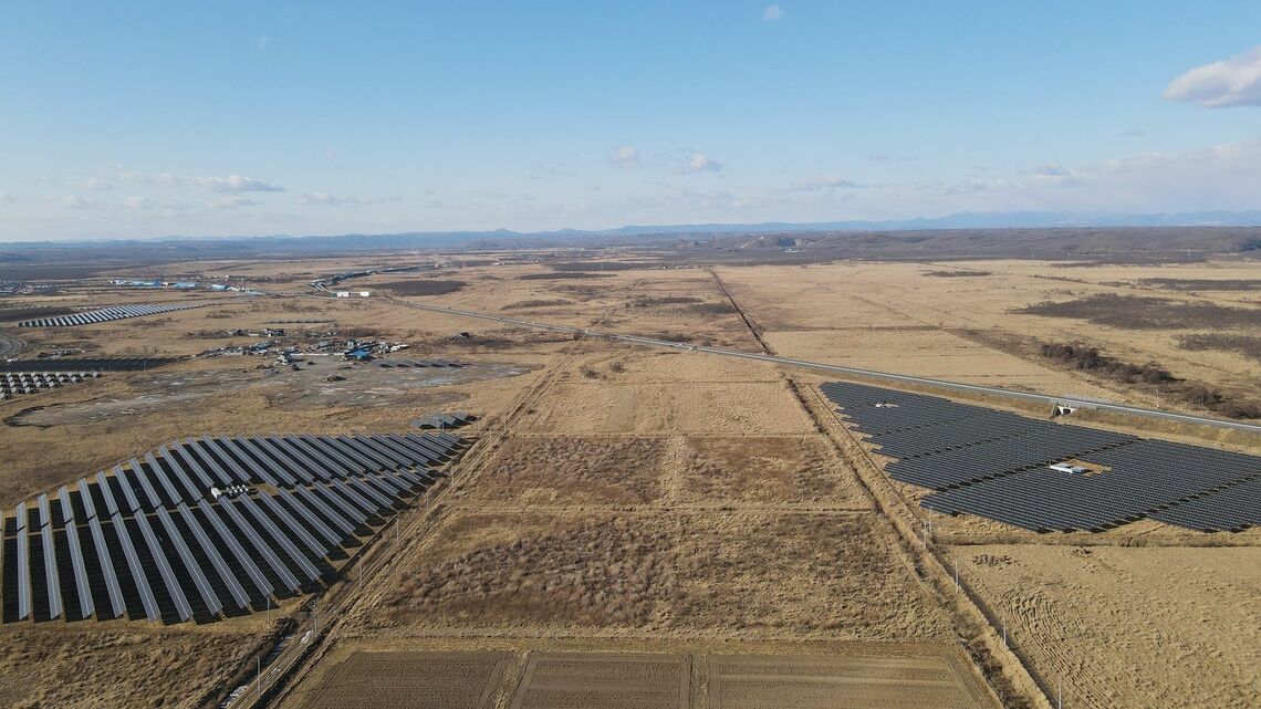 湿原に目立って増えた太陽光発電施設。右のソーラーパネル群から「外環状道路」を挟んだ向こう側にも建設が予定されている（提供：釧路市民がドローンで撮影）