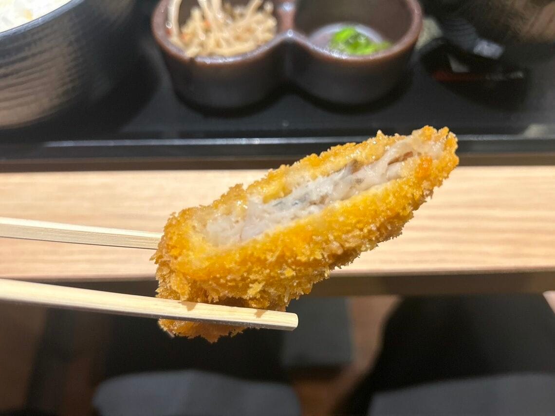さかな酒場 魚星で、200円でトッピングできる白身フライ（筆者撮影）