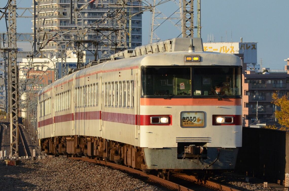 東武鉄道では土休日に運転されていた特急「きりふり」の設定がなくなり、この列車に使用されていた350型も事実上、定期運行を終了する（筆者撮影）