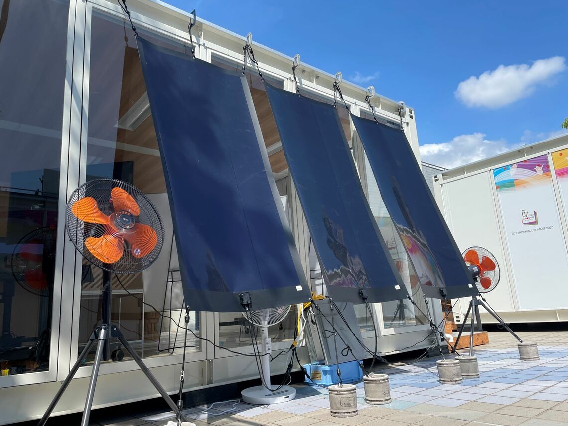 G7広島サミットでのペロブスカイト太陽電池の展示（2023年5月、提供：積水化学工業）