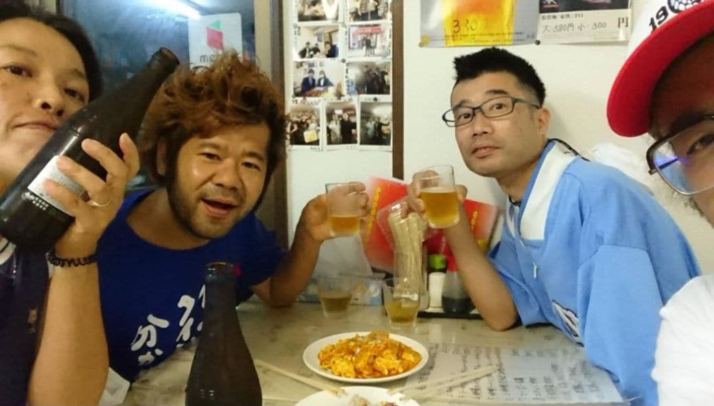 メンバーと飲み会を開くイノウエさん（右から2人目）（写真：弁護士ドットコムニュース）