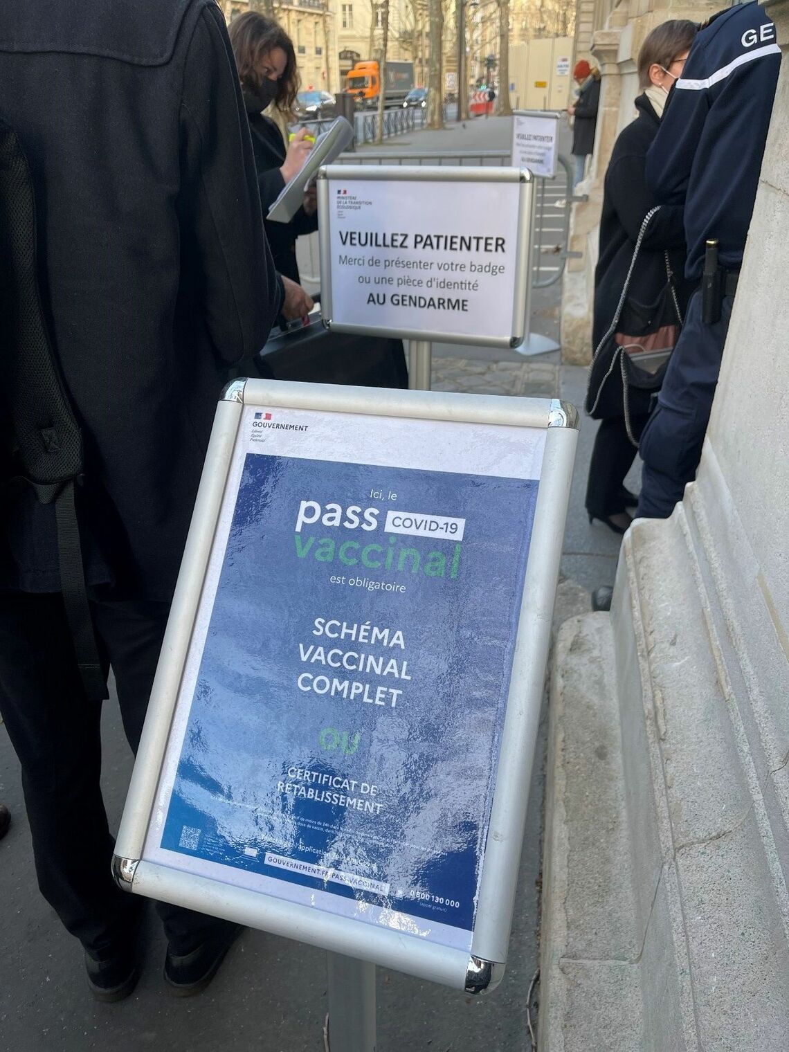 フランス政府建物やレストランなどに入る際には、スマホアプリ版「デジタル・ワクチンパスポート」の提示が必要（写真：2月23日、パリ市内で筆者撮影）