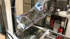 客席側からガラス越しにみたロボット。ぬめり取り終わり