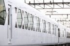 先頭車側面の窓は特徴ある形だ
