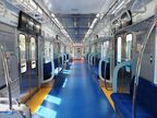 ブルーの床が鮮やかな車内