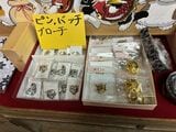 ピンバッチやブローチも（筆者撮影）